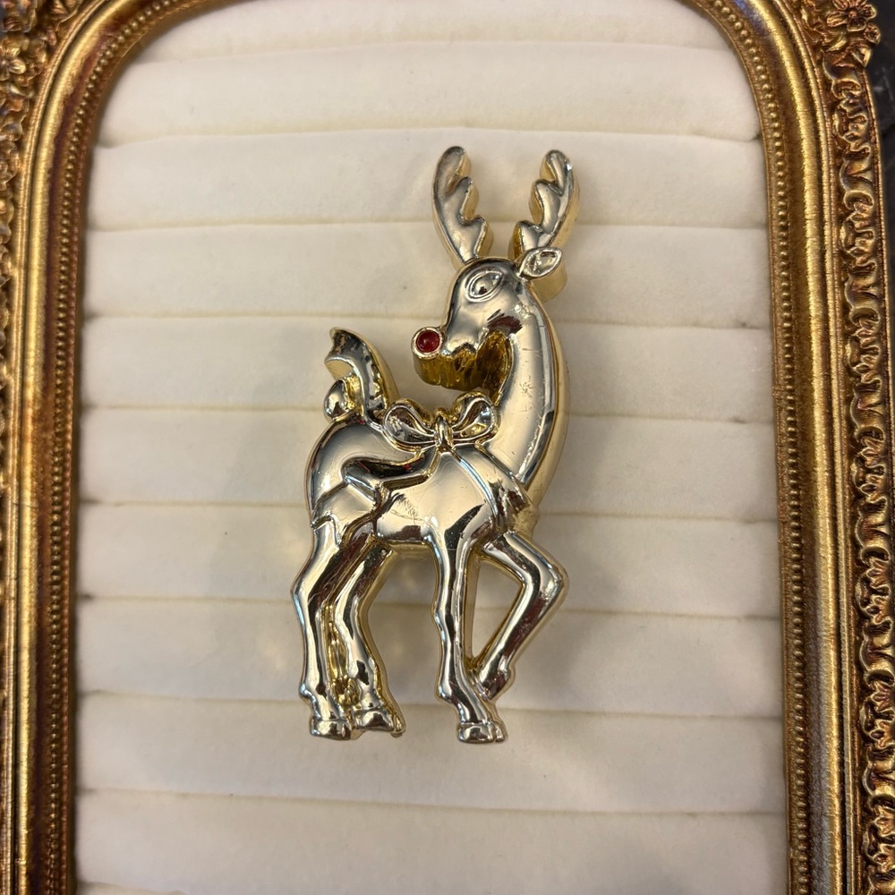 Vintage Avon Christmas Holiday Reindeer Pin Brooch Gold Tone Light Up Nose